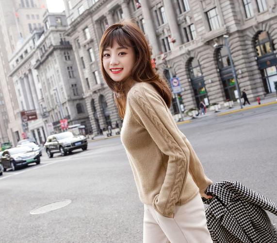 女生穿毛衣时谨记三点,弄错了的你怪不得显得臃肿,脖子短!