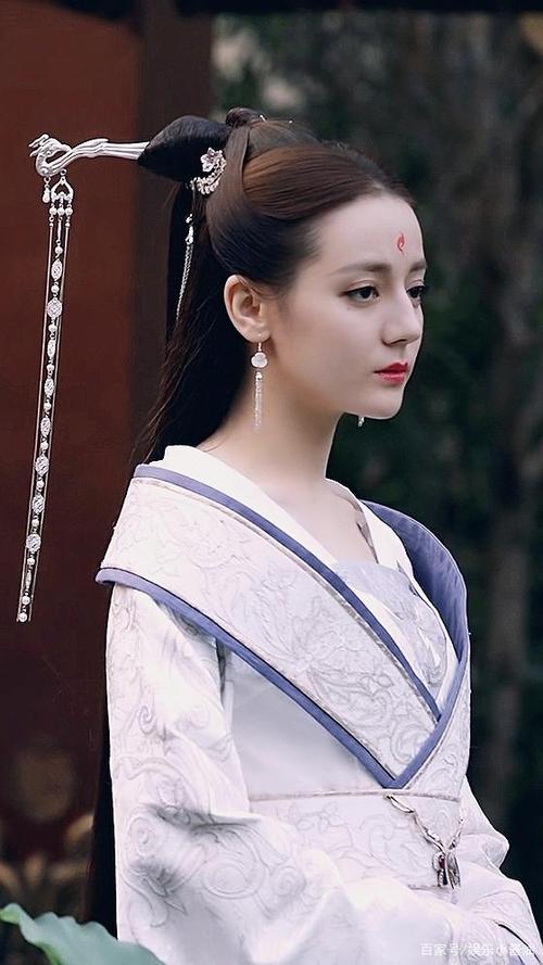 要封她为他的王后,尊称九夫人,超级隆重大气的一款造型,但凤九脸上并