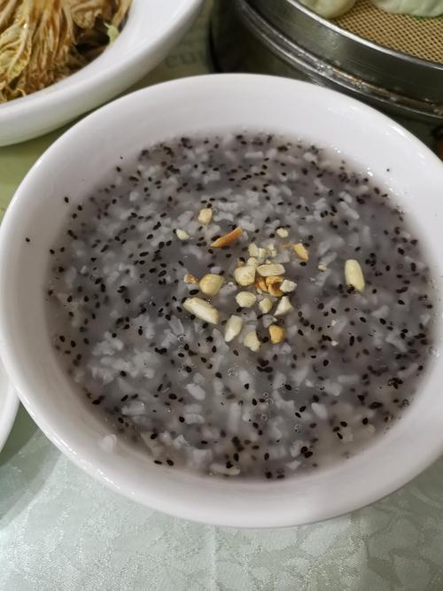 黑芝麻粥,白米粥里煮了芝麻很有嚼劲,还有花生碎碎