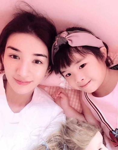 黄奕与女儿同框,7岁娃龅牙抢镜颜值堪忧,事业被两个男人尽毁