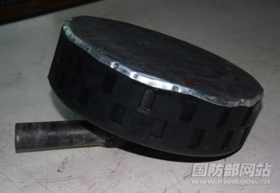 战士们用废旧机械轮胎制作冰壶 孙天昊 摄