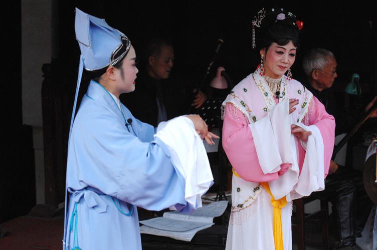 沈红雨(左)和周爱明正在绳武堂的戏台上为观众表演越剧(11月26日摄).