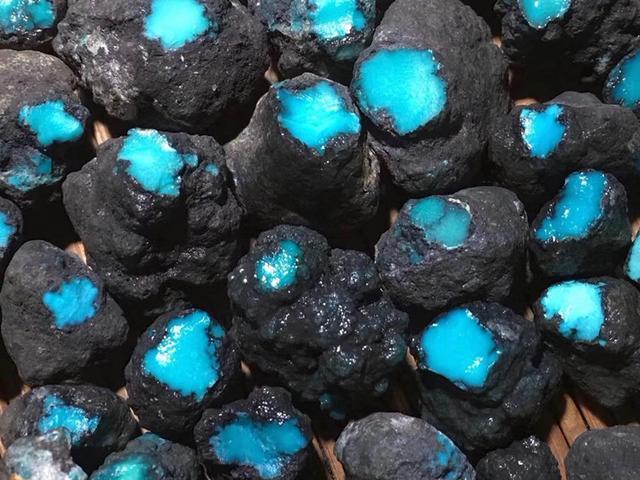 什么皮色的绿松石毛料最保险?