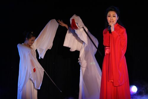 顾莉雅红袖善舞新浪娱乐讯 5月27日,歌手顾莉雅用音乐剧的方式在北京