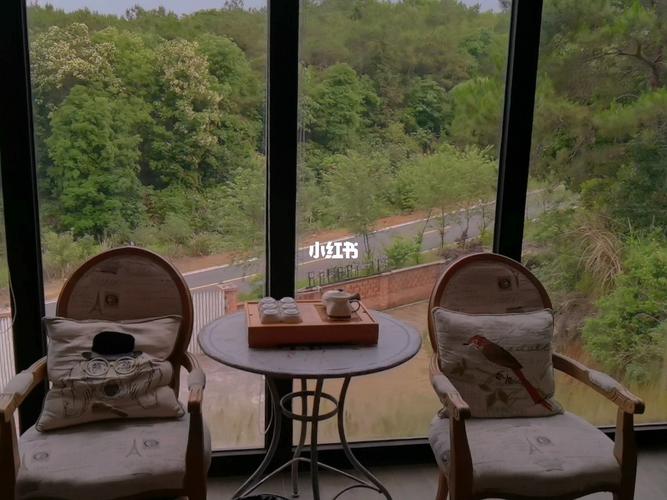 位于丹霞山景区内的一家网红民宿_民宿_窗帘_氧吧_风景_乡村_出行