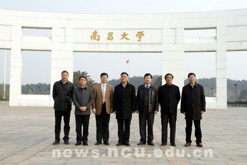 在省政府副秘书长肖毛根,省委教育工委副书记,省教育厅副厅长彭世东