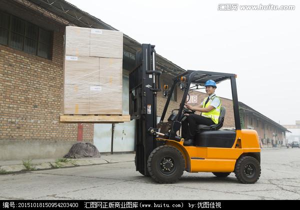 物流仓库工人驾驶叉车装卸货物