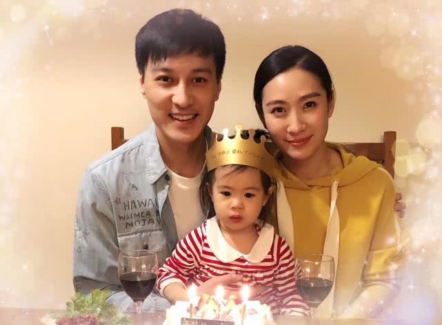 陶昕然何建泽十年前后合影对比 夫妻相揽肩杀演绎最好