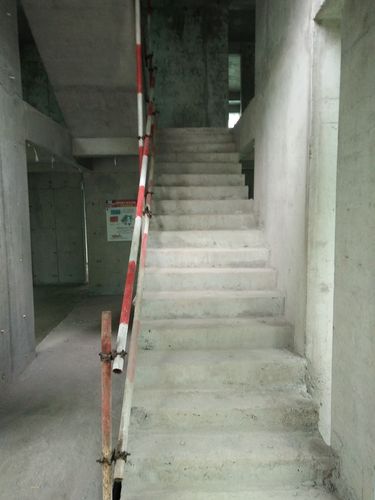楼梯防护缺少踢脚板