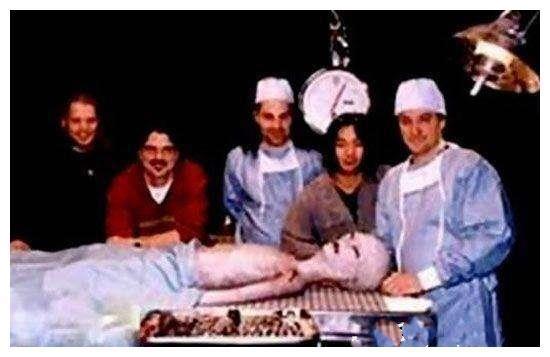 回收过外星人的尸体,甚至还捉住过活着的外星人