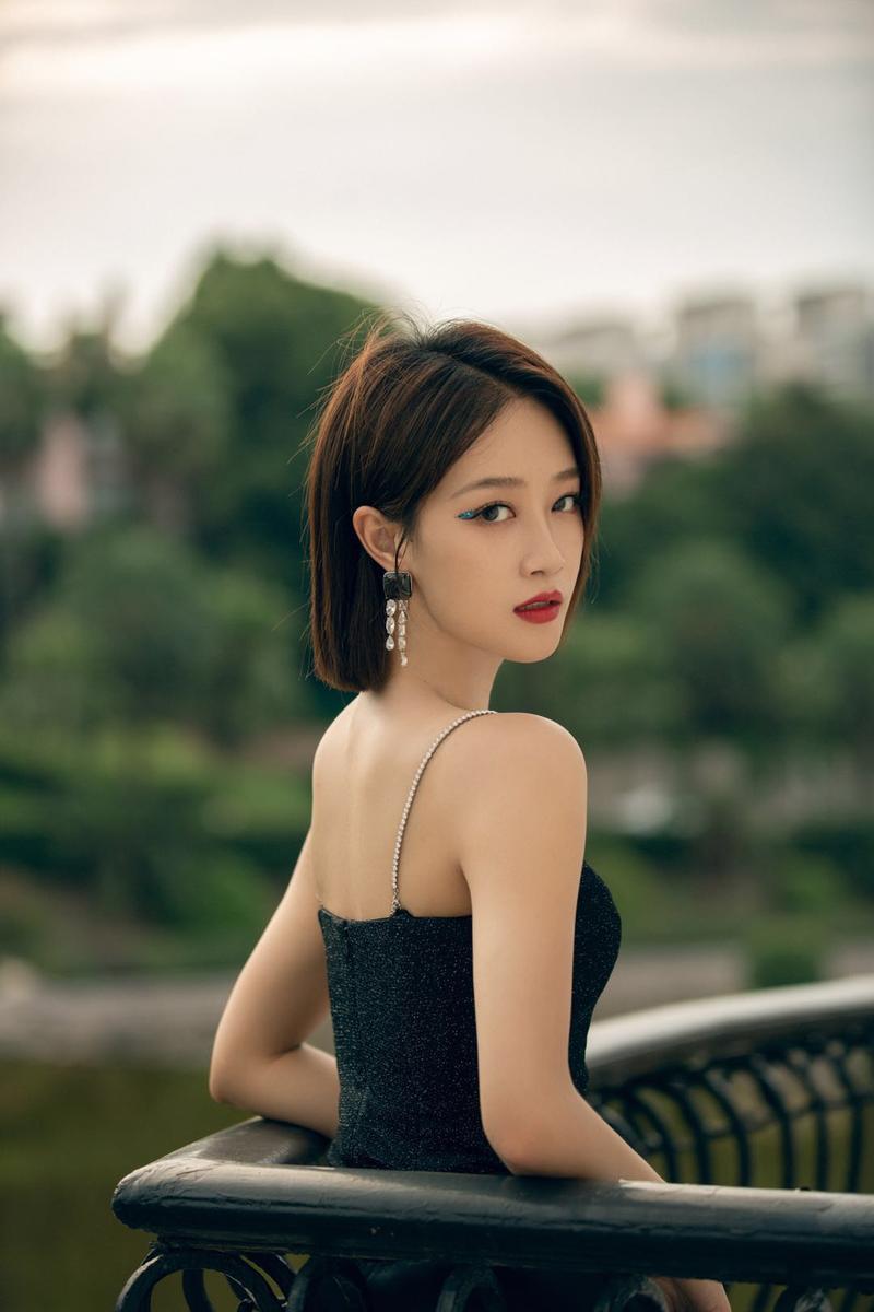 蓝盈莹穿黑色系礼服,搭配蓝色调蝴蝶妆,美的不一样