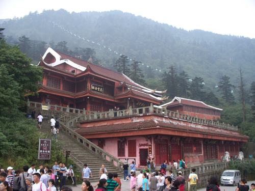 峨眉山接引殿到金顶有个金顶索道,上行是65元,下行是55元,不坐,爬山