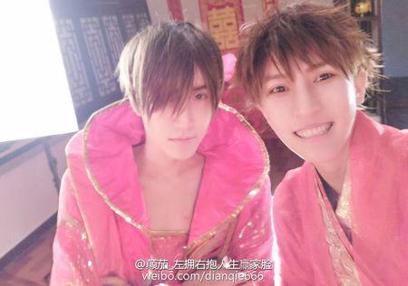 楼主可以去coser颠茄和coser小f的微博看,有很多他们的日常照片哟