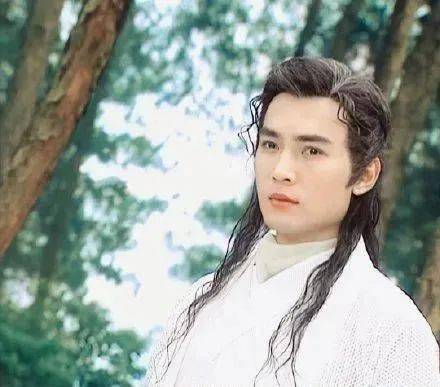 早年间 焦恩俊在演艺圈也是风靡一时 凭借精湛的演技,帅气的外形 他