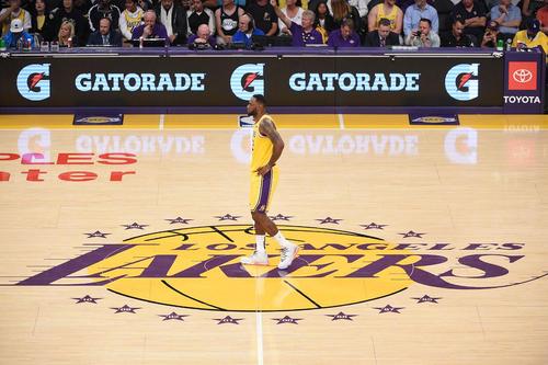 个人认为好看的几张湖人壁纸