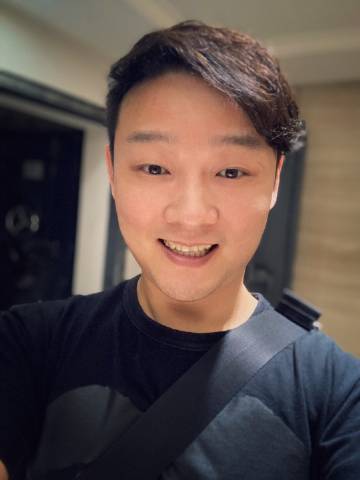 曾一鸣:       假笑男孩