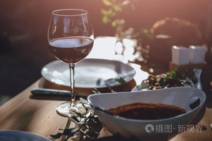 后院庭院餐桌上的红酒杯