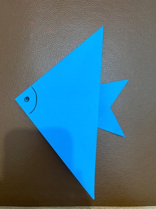 我们可爱的宝宝们和姐姐一起折小鱼吧!一起来看看小鱼的折纸步骤吧!