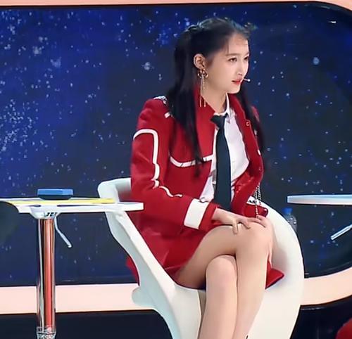 关晓彤的"蛇形坐姿"火了,众人纷纷模仿,发现只有瘦子