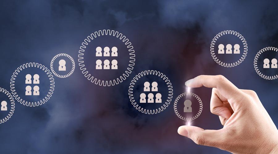 以客户的诉求和企业自身利益为出发点,对客户群体进行不同属性的分类