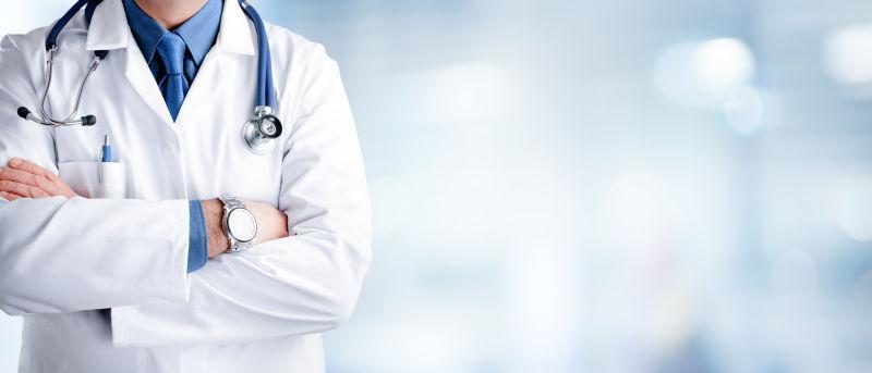 医院中带着听诊器的医生