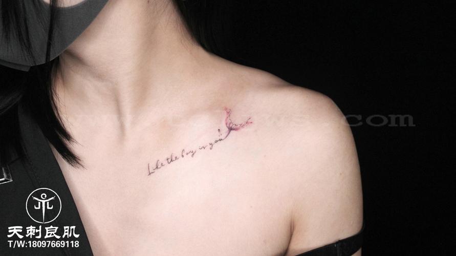 锁骨鱼尾水彩加英文字母纹身