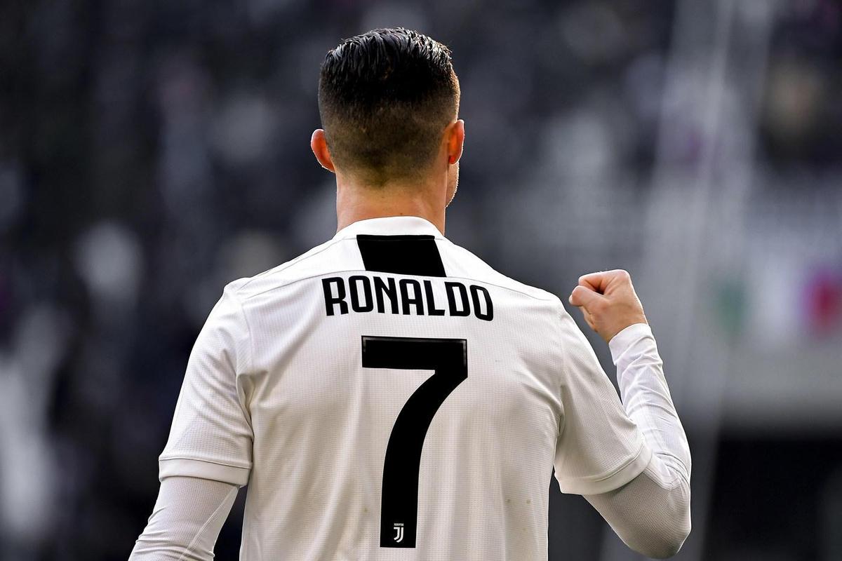 c罗做出经典的庆祝动作 c罗霸气背影 c罗射门得分 c罗被放倒 桑普