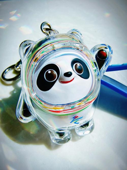 虽然有了8厘米的2019年首发版冰墩墩公仔,但还是忍