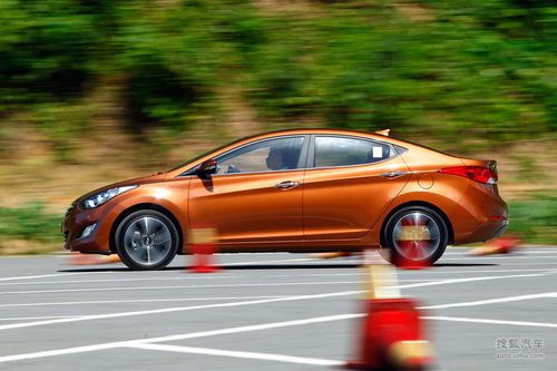 2012款北京现代朗动1.8l顶配试驾实拍