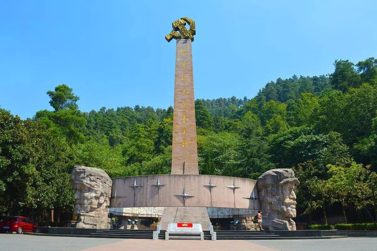 红军烈士陵园坐落在市内凤凰山周岁麓的小龙山上,整个陵园坐北朝南