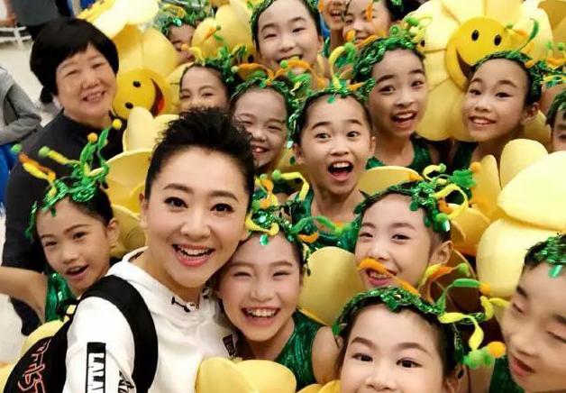 央视少儿频道主持人近况:鞠萍姐姐退居幕后 月亮姐姐当妈妈!