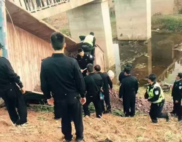 凉山会东小坝桥头车祸 ,摩托车一男一女双双身亡!