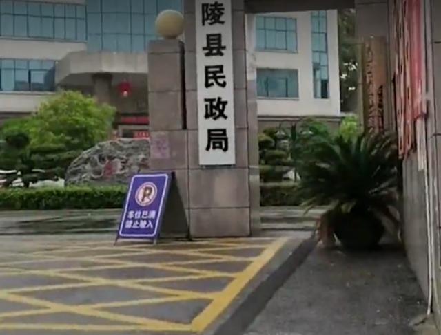 湖南男子民政局门口冒雨向妻子下跪,女人不为所动,一