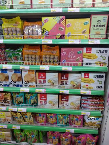 盐百超市休闲食品选购图片