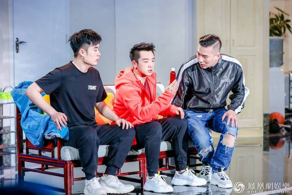陈赫,郑恺,张殿伦爆"演出事故",机智"神反应"获赞