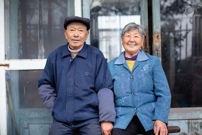 为80岁老人免费拍照!一张照片定格美丽瞬间