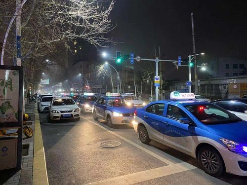 晚上出租车把万品汇门口的整条直行车道全都沾满了,无法直行