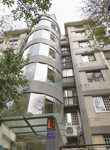 因楼栋步梯位置特殊,电梯加装在步梯旁,居民还要走半层楼梯才能到家.