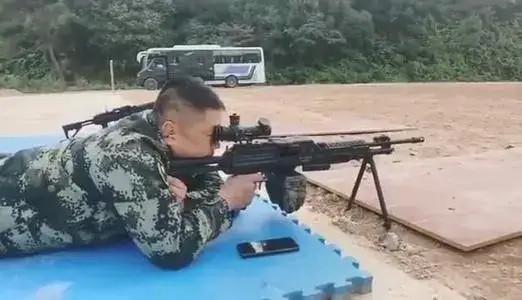 通过建立在旁边的牌子可以清晰地看到,全称为"qjb-201班用机枪",采用