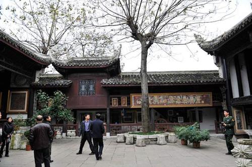 青岩古镇慈云寺始建于康熙年间,寺内木雕石雕工艺精湛