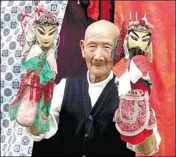 非遗布袋木偶戏濒临失传 七旬老人掏钱寻传人