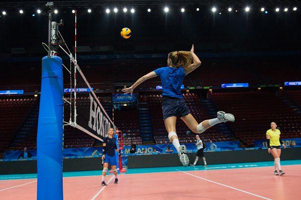 图文:女排世锦赛奖杯奖牌 跃起扣球