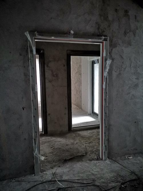 这是七栋的03,04户型前面的防火门,现在门框已经做好了