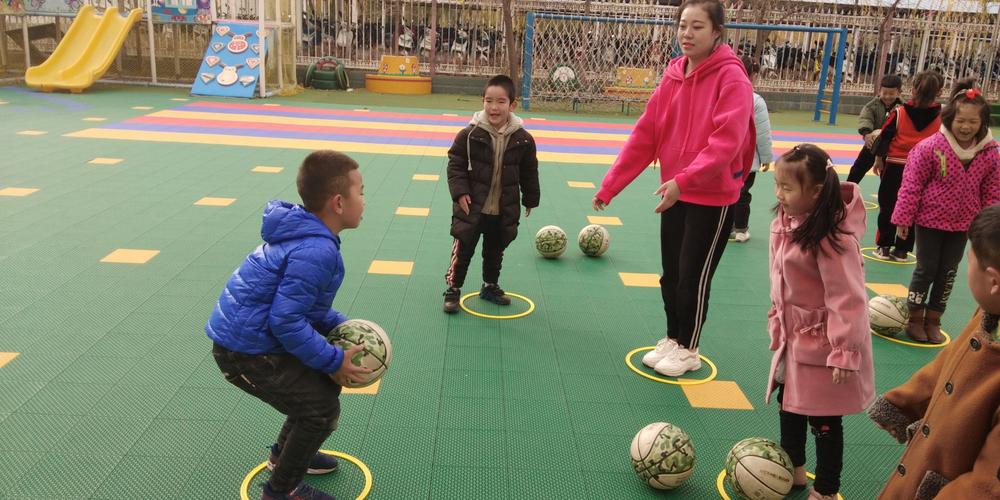 阳光骄子幼儿园大三班篮球活动——"花样传球"