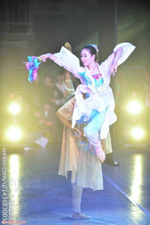 中国古典舞女子独舞《扇舞丹青》"春晖甲子·大美不言