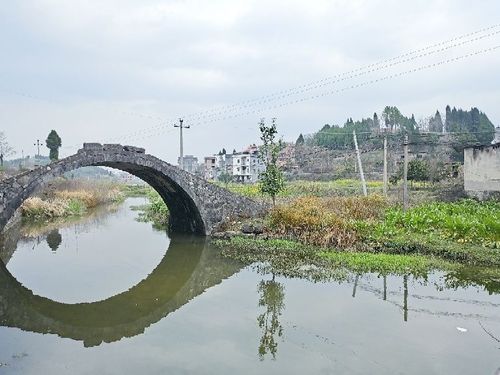 3月15日,新田县新隆镇侯桥村,古桥,小溪,春日暖阳构成一幅美丽的乡村