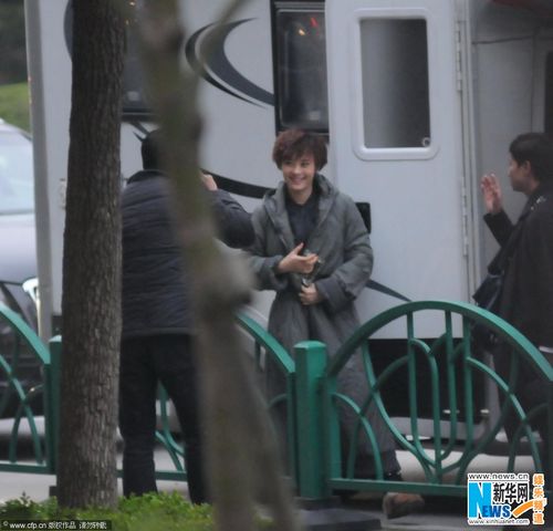 孙俪复出街头拍戏 豪华房车接待笑容满面