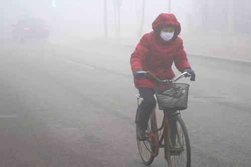 12月4日,河北唐山地区持续大雾天气,能见度不足50米,多条途径的高速