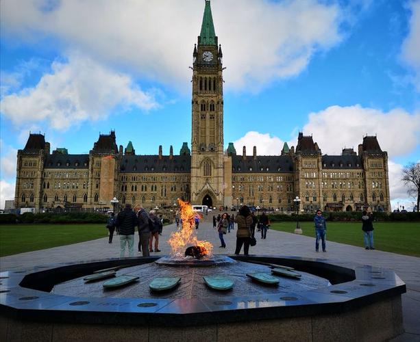 是首都渥太华最著名的标志建筑,外形犹如古堡,是加拿大自豪的民族象征