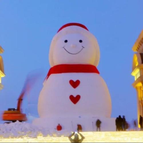 哈尔滨这里有个185米高的大雪人红帽子红围巾连纽扣都是红的